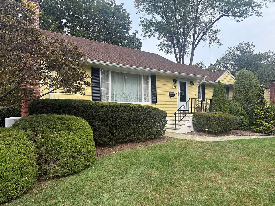 RECENTLY PAINTED/ NEWER ROOF