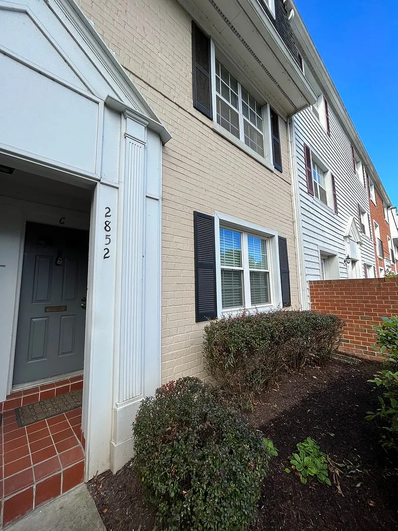 Charming 2BR, 1BA Townhouse-Style Condo in Arlington — Photo 2