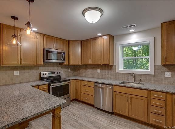 5th image of 278 Lorraine Dr