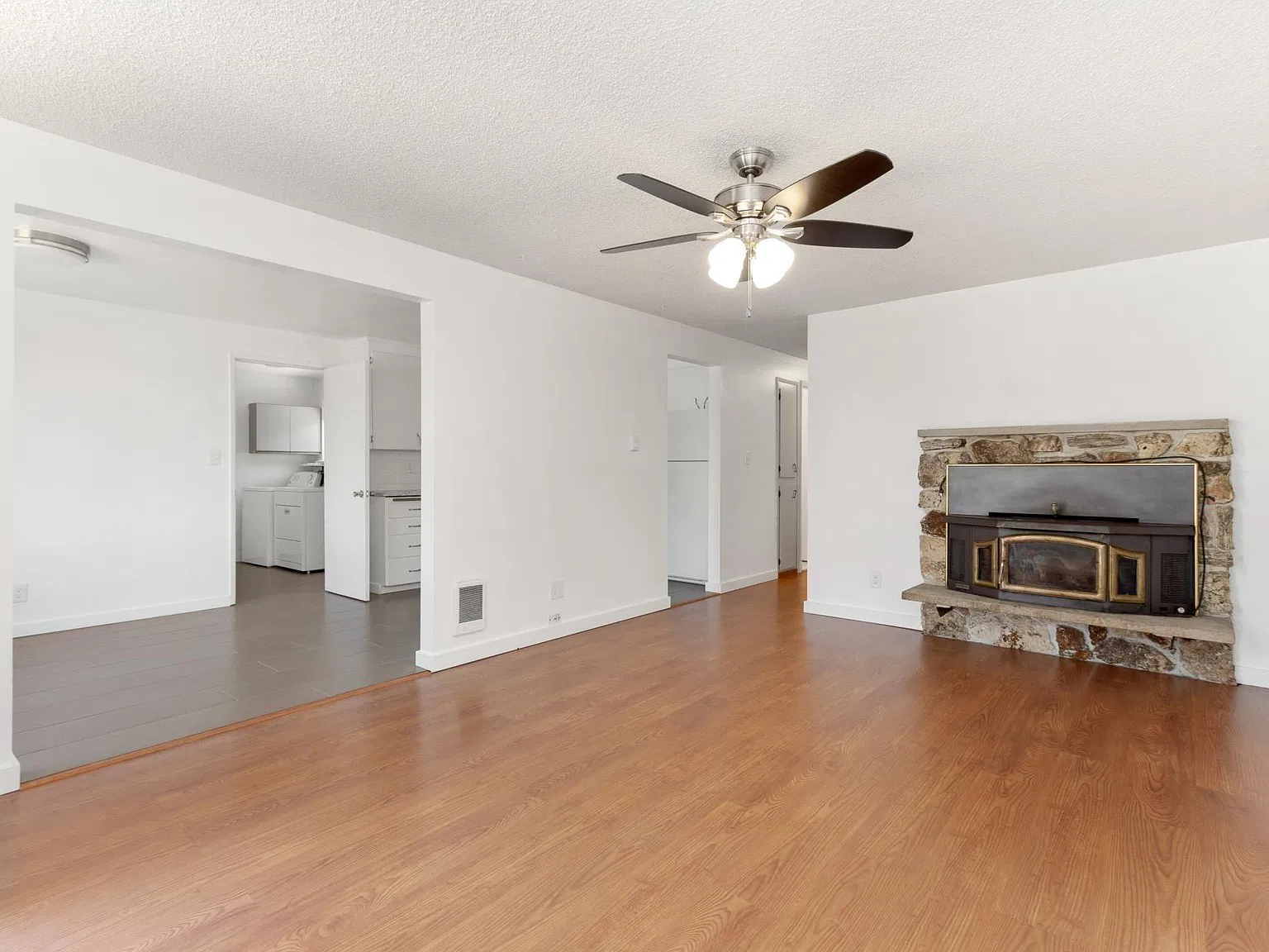 3 bed, 1050 sqft, $2,500 — Photo 3