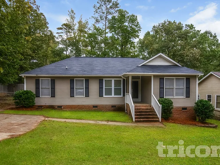216 Netherland Dr — Photo 2