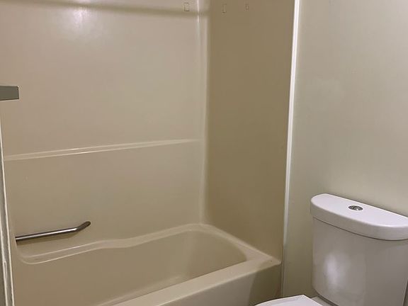 4th image of 18 Dandridge Dr