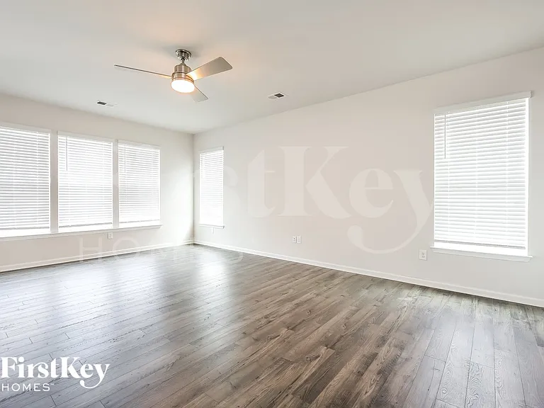 404 Stonefence Dr — Photo 3