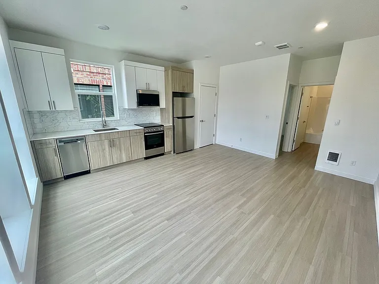 Greenwich Ave Apartments — Photo 22