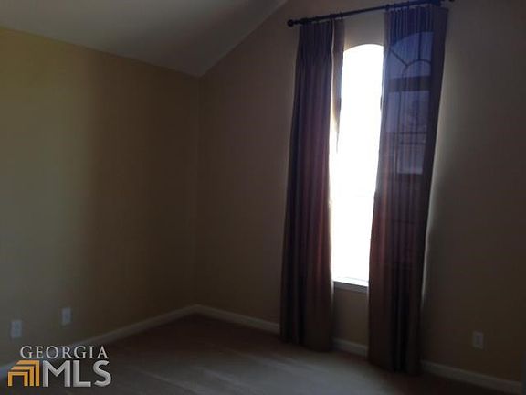 5th image of 630 Hampstead Ave