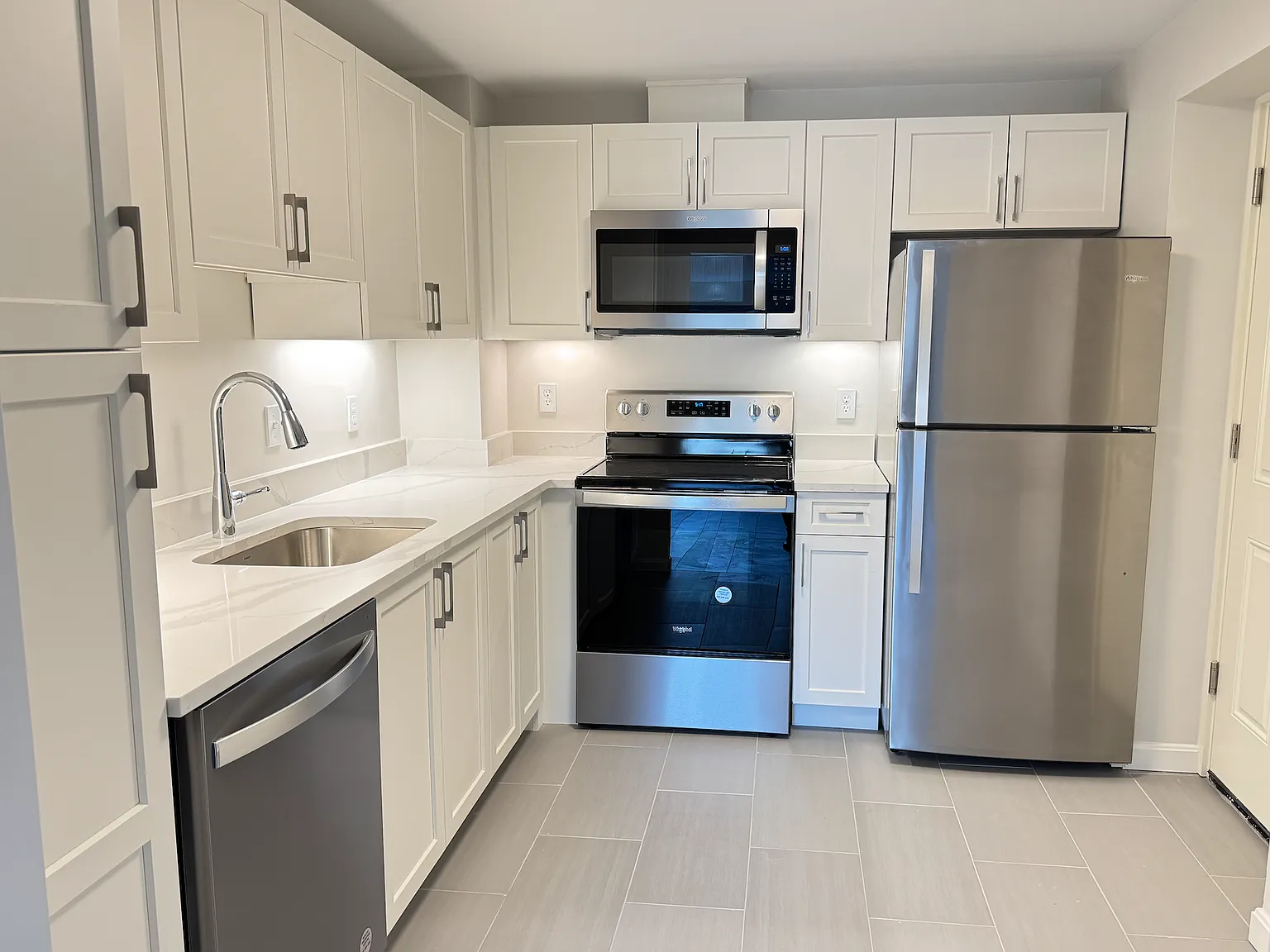 2 bed, 682 sqft, $3,600 — Photo 4