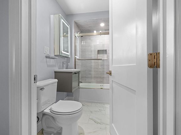 4th image of 23 Tesla Ave #1