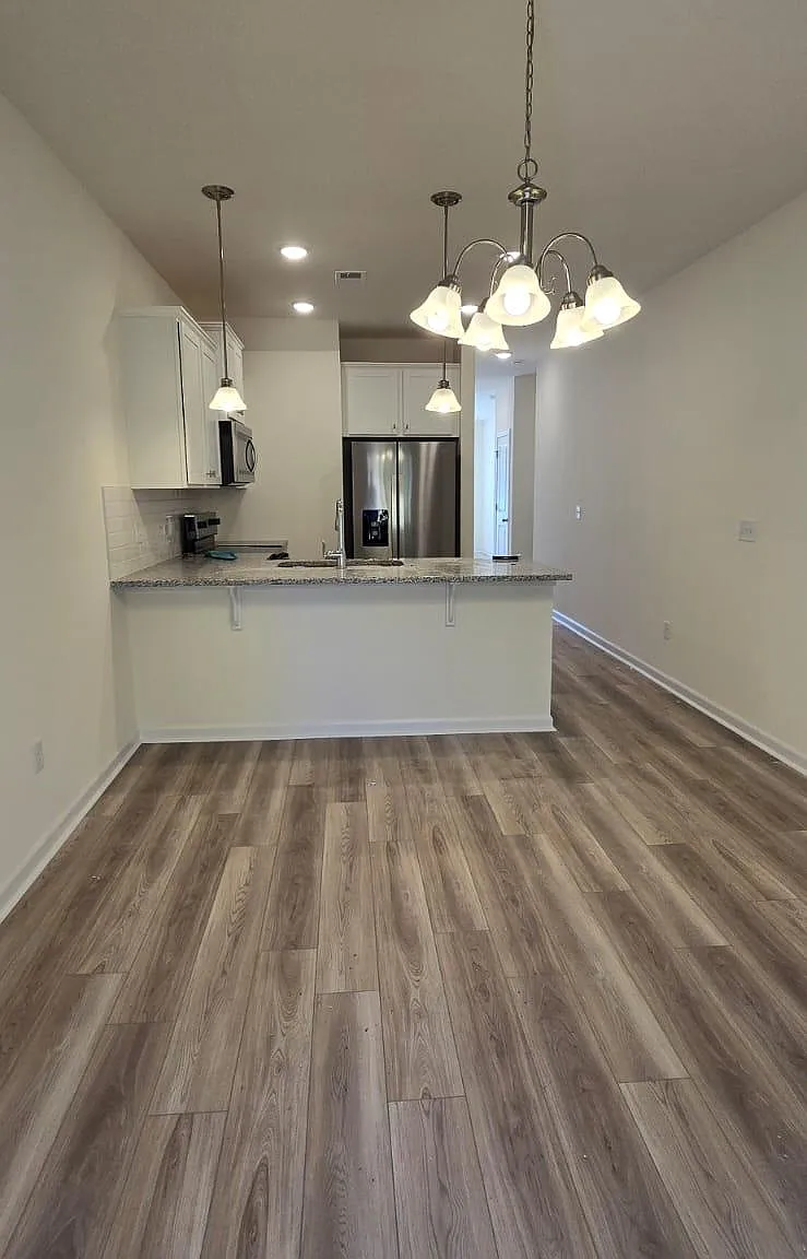 4 bed, 1930 sqft, $2,100 — Photo 2