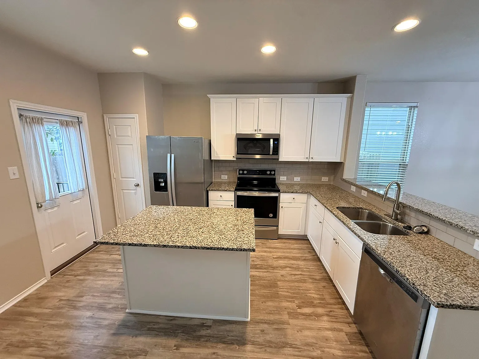 3 bed, 2.0 bath, 1207 sqft, $2,000 — Photo 4