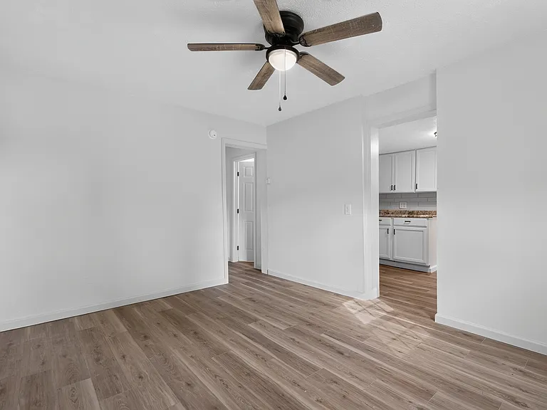 138 Austin Ave — Photo 17