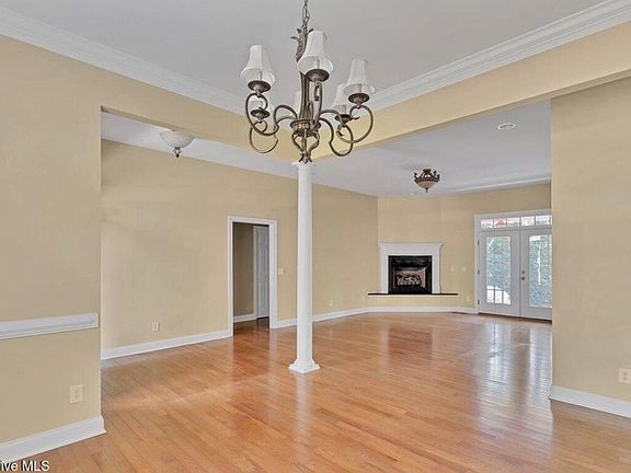 3rd image of 8 Rutledge Ln