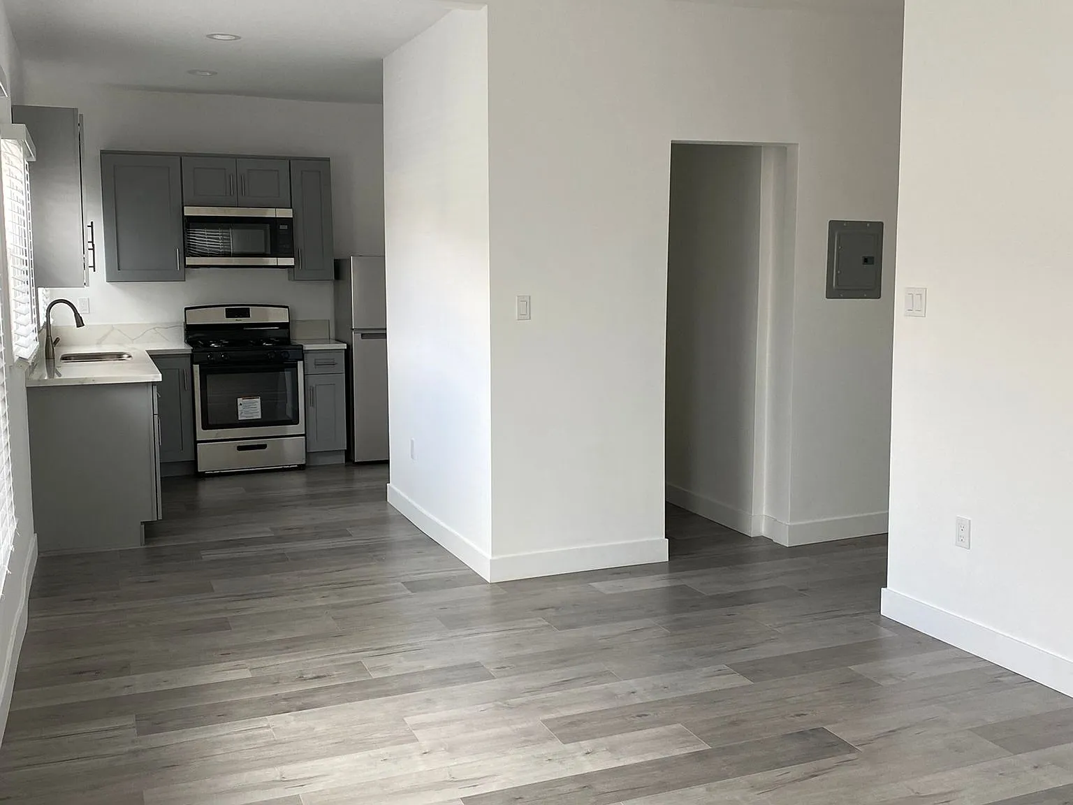 Studio, 450 sqft, $1,900 — Photo 2