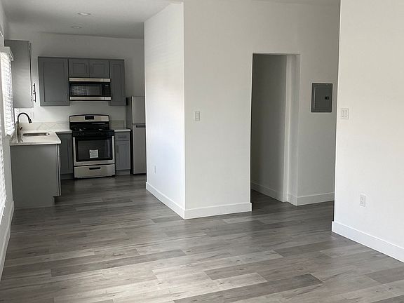 2nd image of 1441 Edgecliffe Dr APT 31