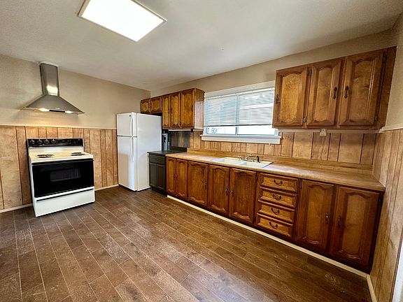 4th image of 853 Main St