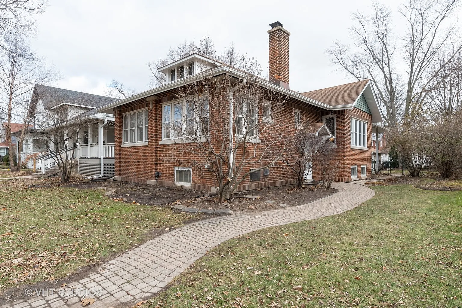 2643 Lincolnwood Dr photo 1