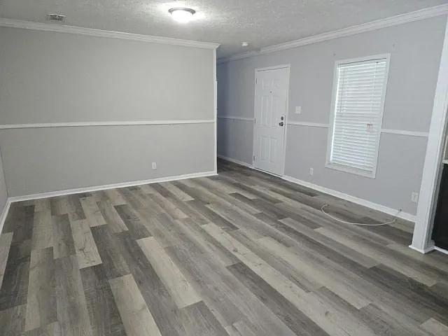 3 bed, 2.0 bath, 1056 sqft, $2,015 — Photo 2