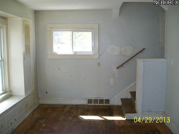 4th image of 1632 Victoria Ave