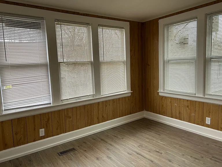 Covered porch/Sunroom
