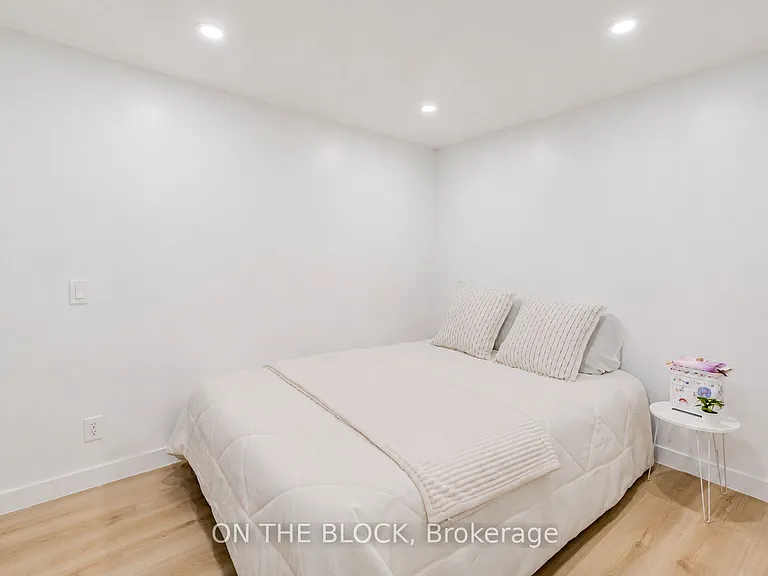 34 Henley Cres #LOWER — Photo 9