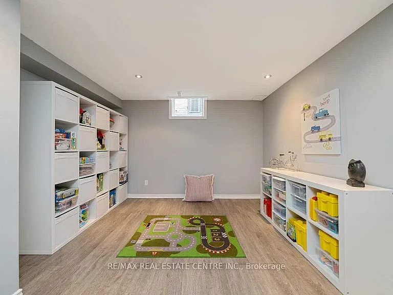665 Thompson Rd S — Photo 9