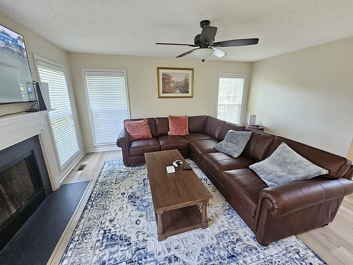 4 bed, 2.5 bath, 2400 sqft, $4,000 — Photo 4