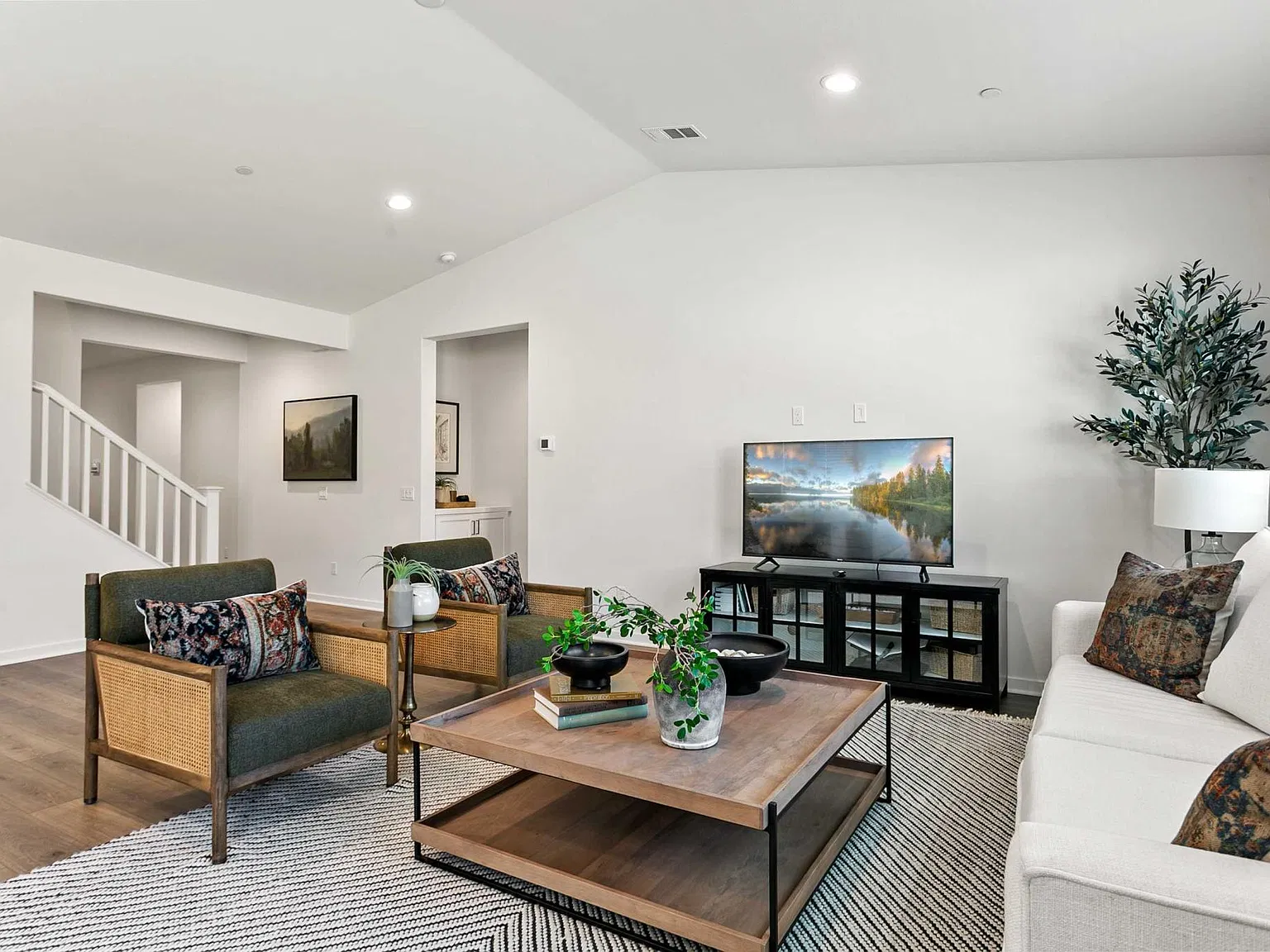 5 bed, 2537 sqft, $6,500 — Photo 1
