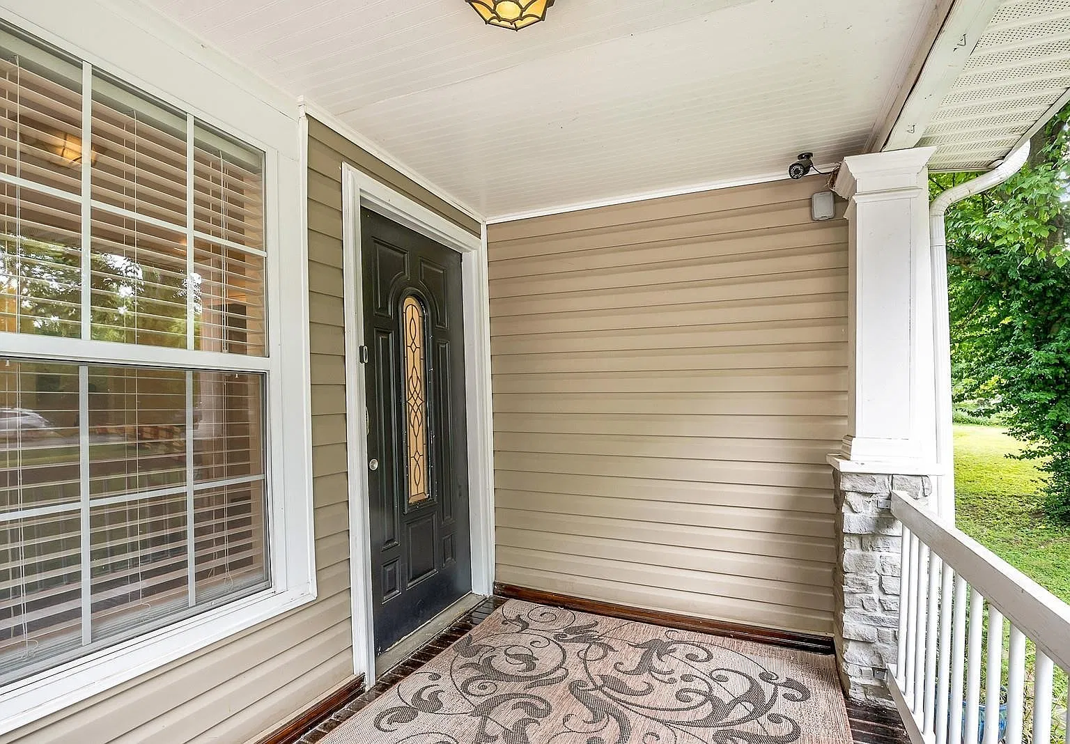 3 bed, 2300 sqft, $2,900 — Photo 2