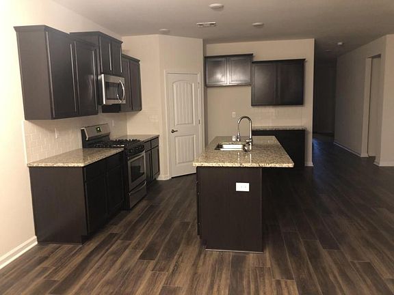 4th image of 460 Lakeshore Vlg E