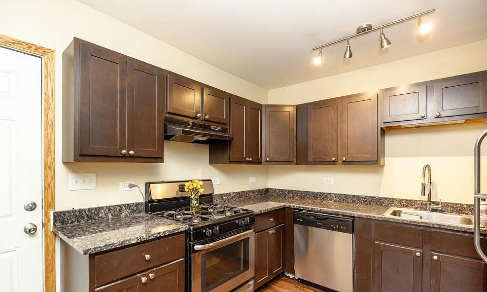 2nd image of 1926 S Racine Ave APT 1R