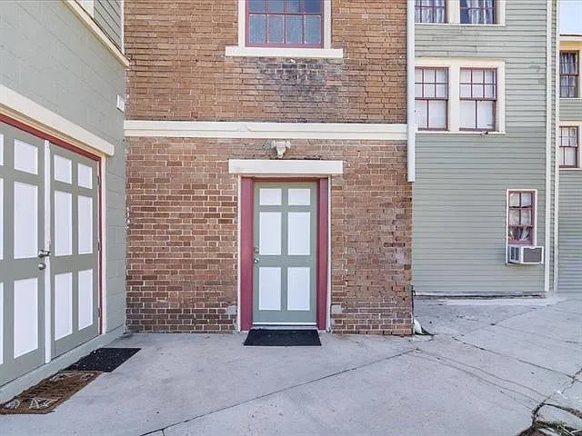 3 bed, 2.0 bath, 1800 sqft, $2,000 — Photo 1