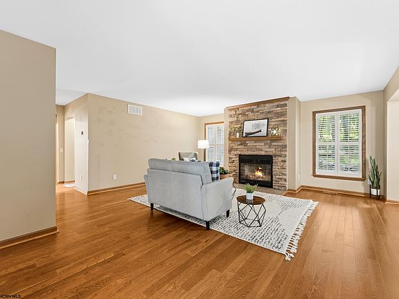 4th image of 221 Anemone Ln