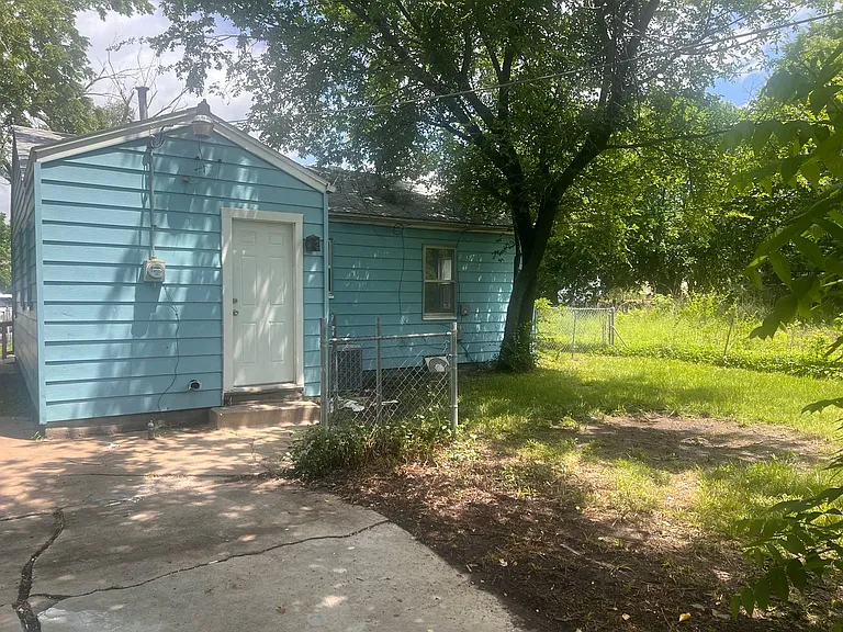 1723 E McFarland St — Photo 3