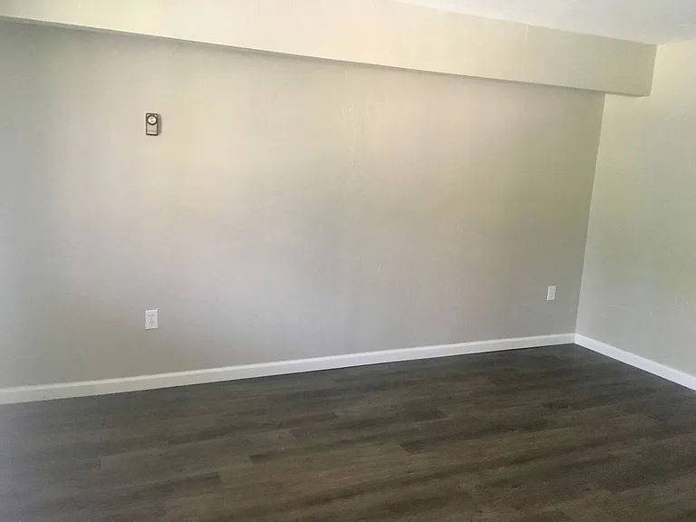 193 Meridan St — Photo 5
