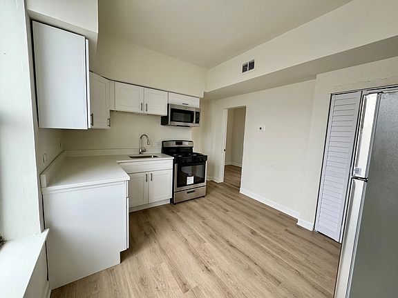 4th image of 908 S Loomis St APT 4R