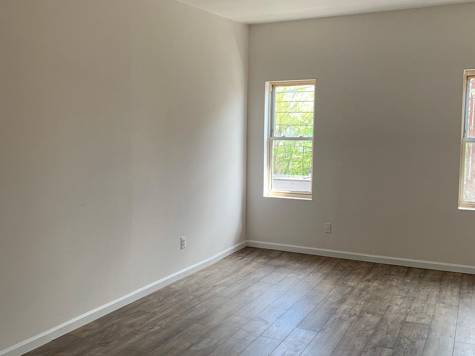 2nd image of 690 Bay St Floor 3