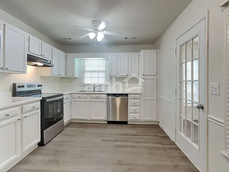 2335 Fosterdale West Ln — Photo 3