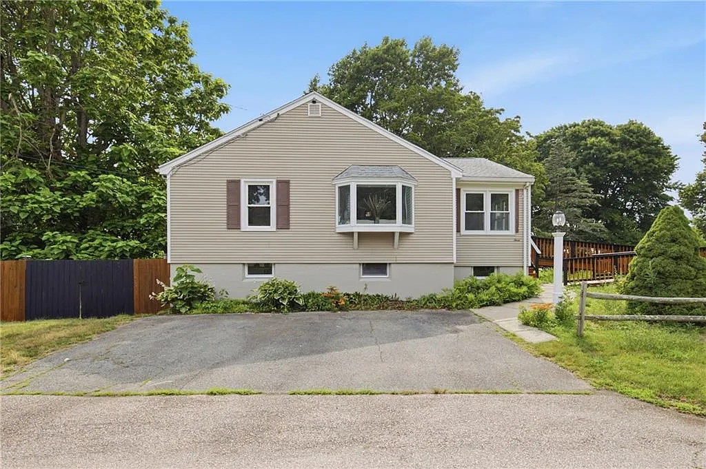 4 bed, 1.5 bath, 2250 sqft, $3,500 — Photo 3