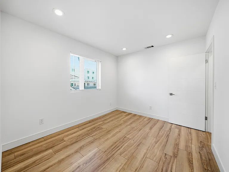 1235 1/2 W 39th Pl — Photo 12
