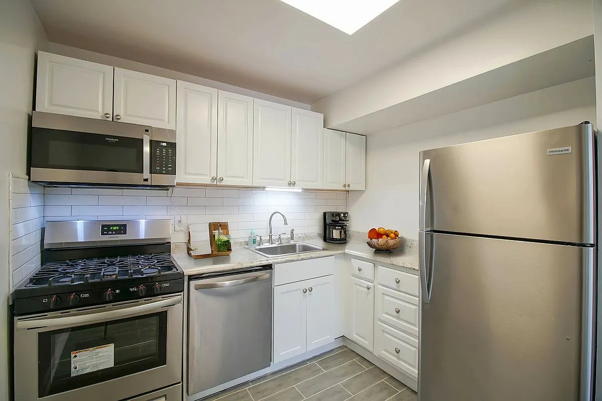 2 bed, 1.0 bath, 927 sqft, $2,100 — Photo 3