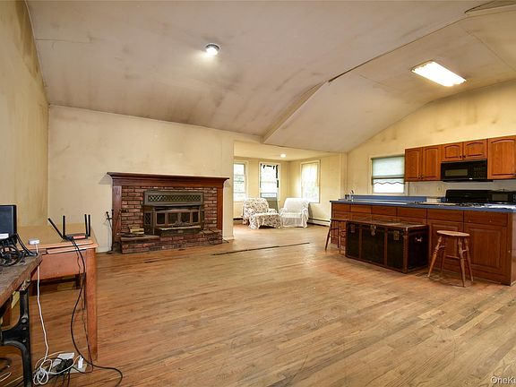 3rd image of 149 Miller Place Road