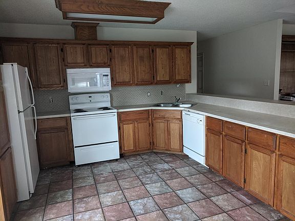 Another view of the kitchen. Plenty of space for cooking!