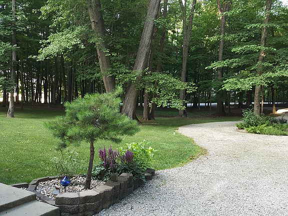 2nd image of 2885 Woodland Dr