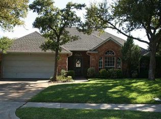 655 Regency Dr, Hurst, TX 76054