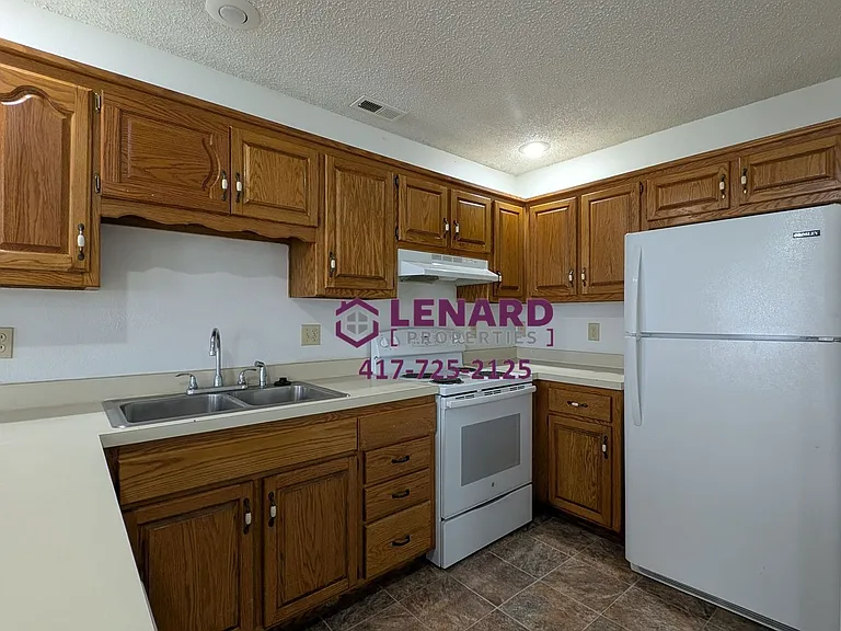 1911 E Laverne St — Photo 5