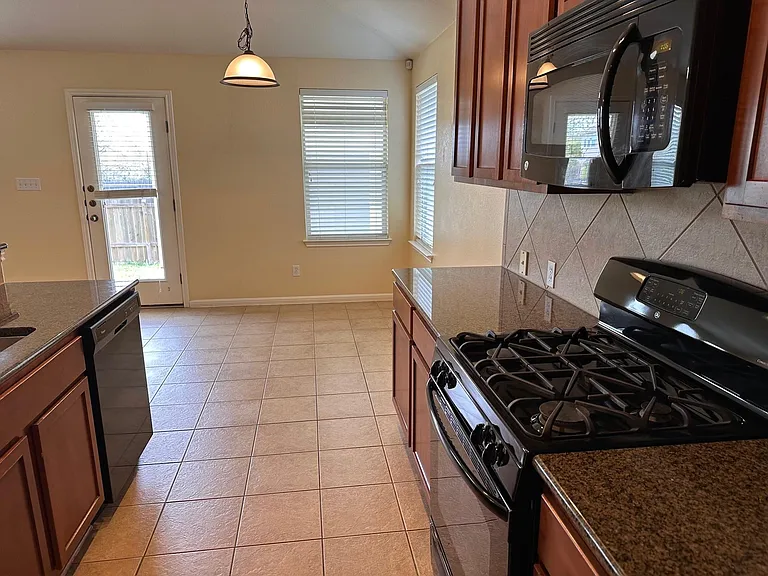 15008 Fernhill Dr — Photo 7
