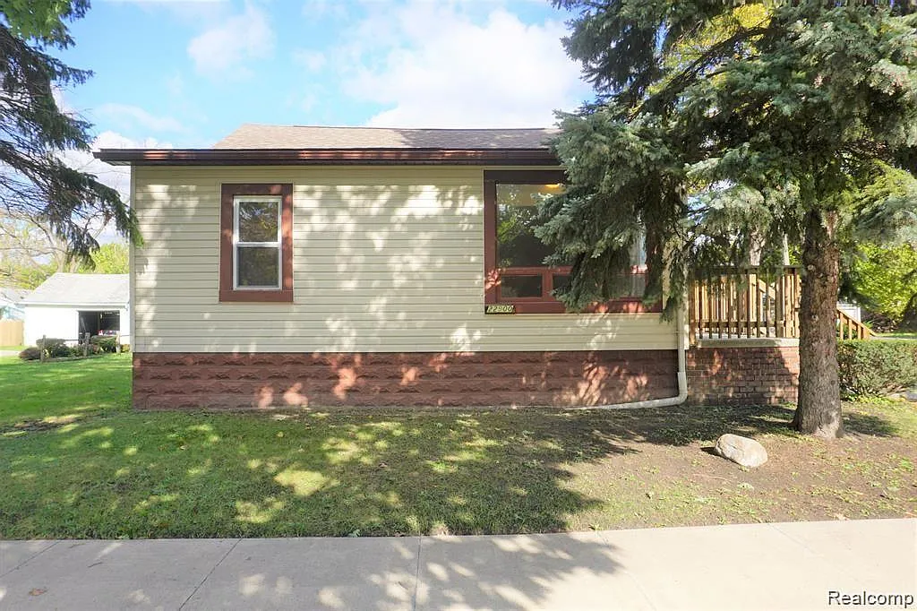 4 bed, 1.0 bath, 1500 sqft, $1,800 — Photo 2