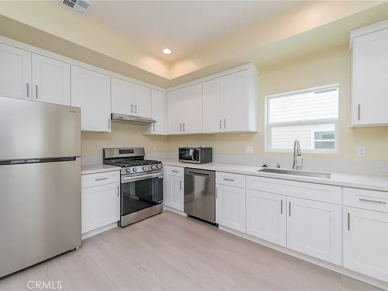 642 W Grand Ave — Photo 2
