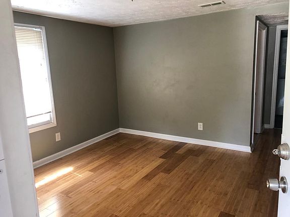 5th image of 1425 1/2 Edgelawn Ave