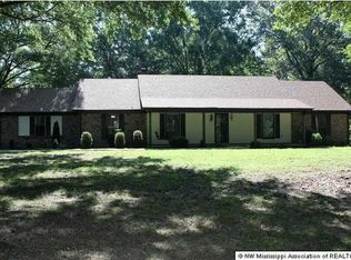 4090 Red Oaks Dr, Horn Lake, MS 38637