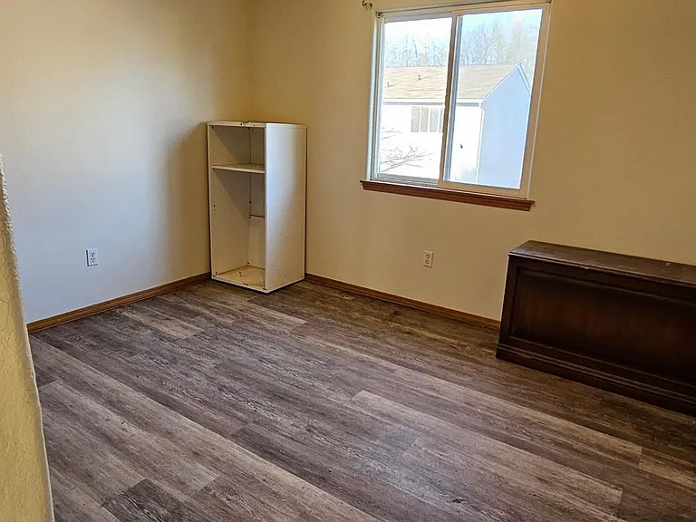 Upstairs bedroom (4)
